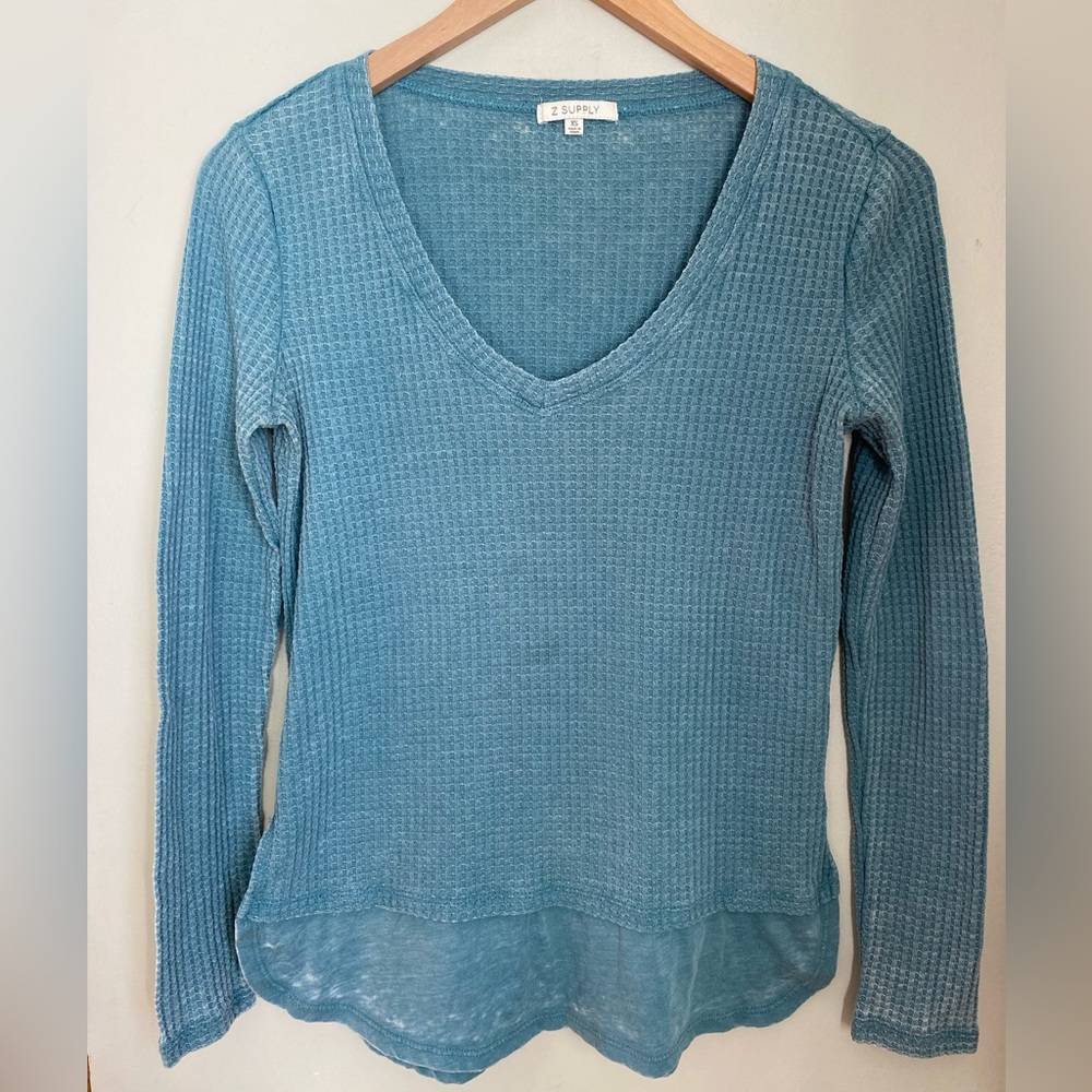 Z Supply V Neck Long Sleeve Distressed Blue Waffle Shirt Size XS Boho Casual - Picture 2 of 10